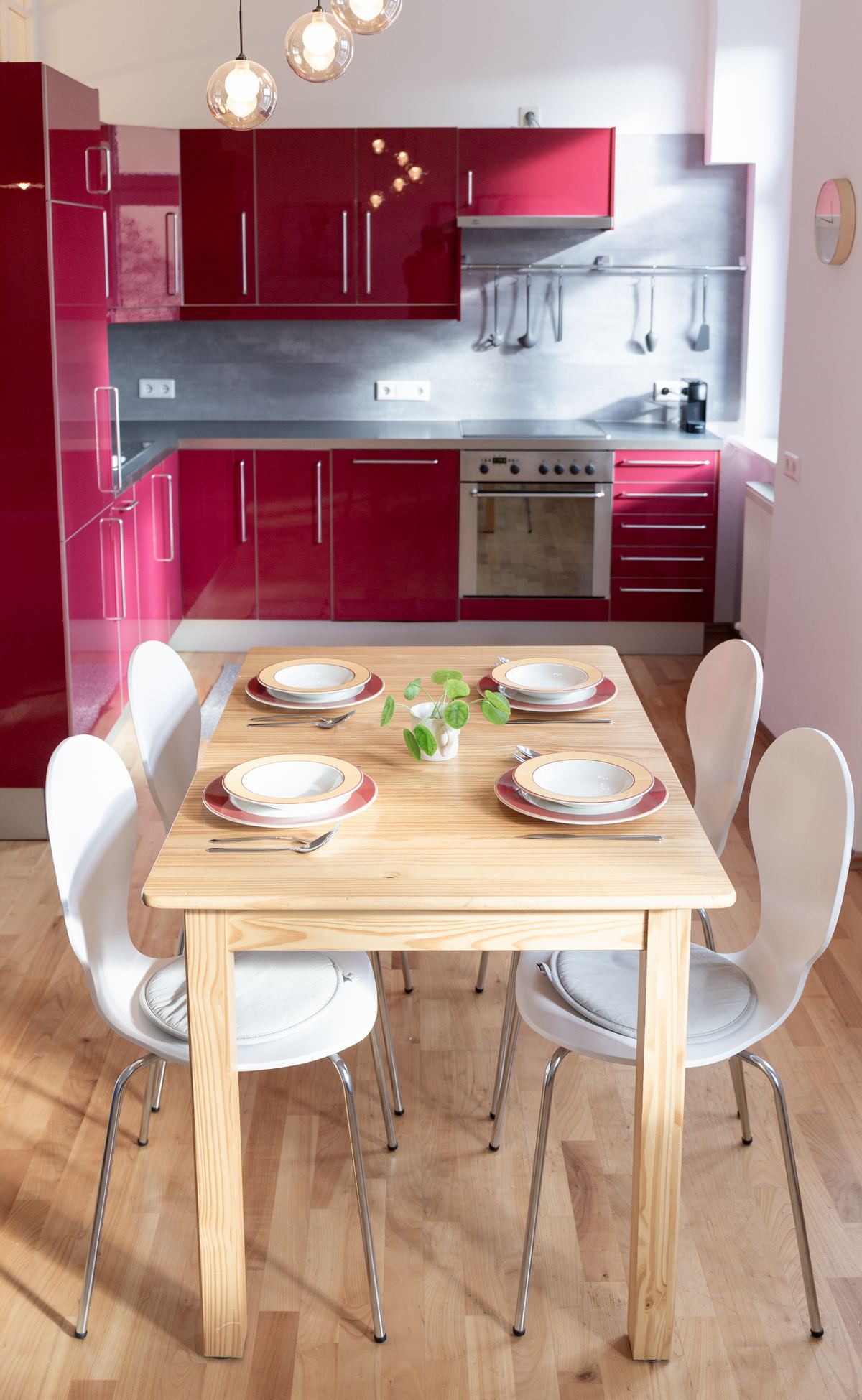 Wohnküche mit roter Küche und Esstisch