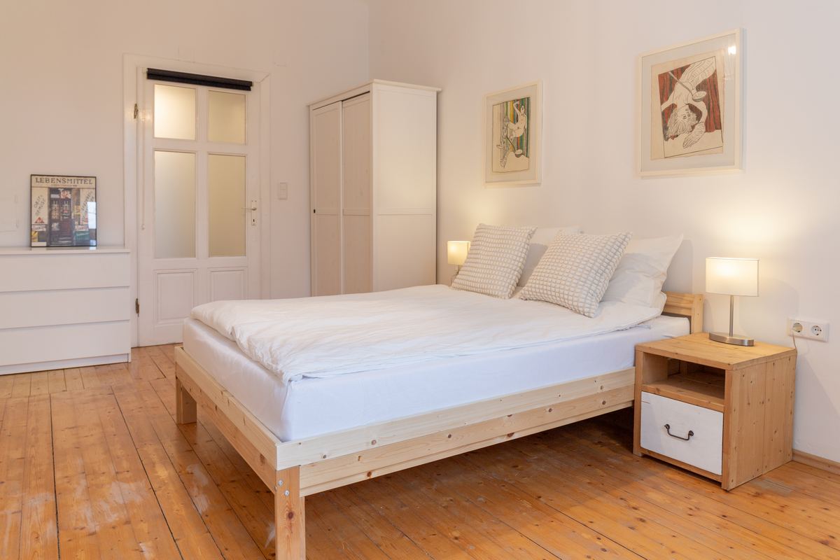 Helles Schlafzimmer mit Doppelbett